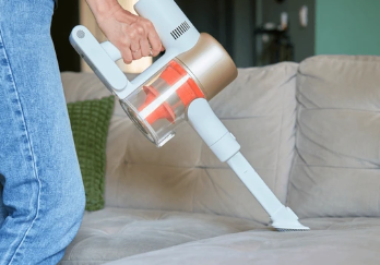 Bankstel stofzuigen. Sfeerfoto