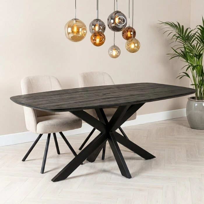 Zwarte Deens ovale eettafel met een stoer metalen onderstel