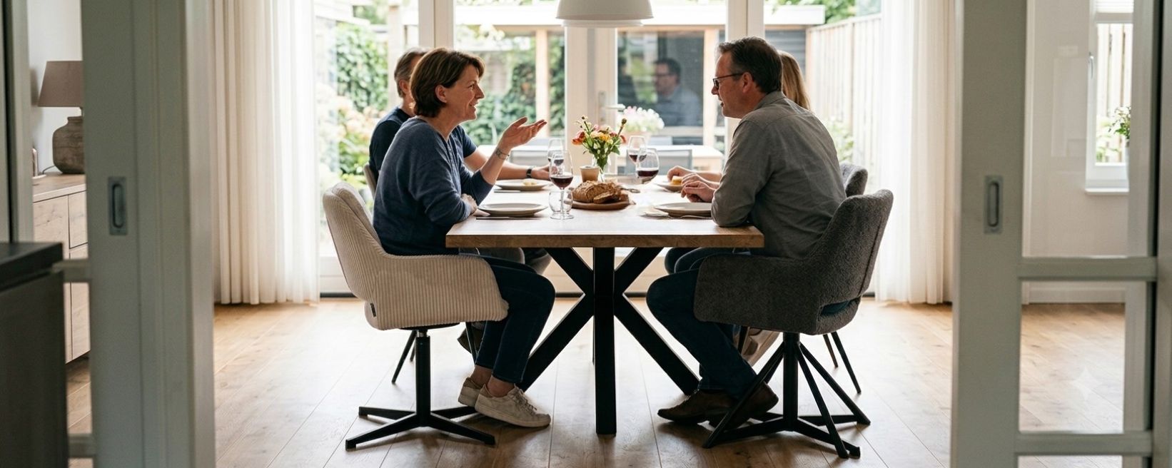 Sfeerafbeelding van mensen om een eettafel op een draaibare eetkamerstoel. 