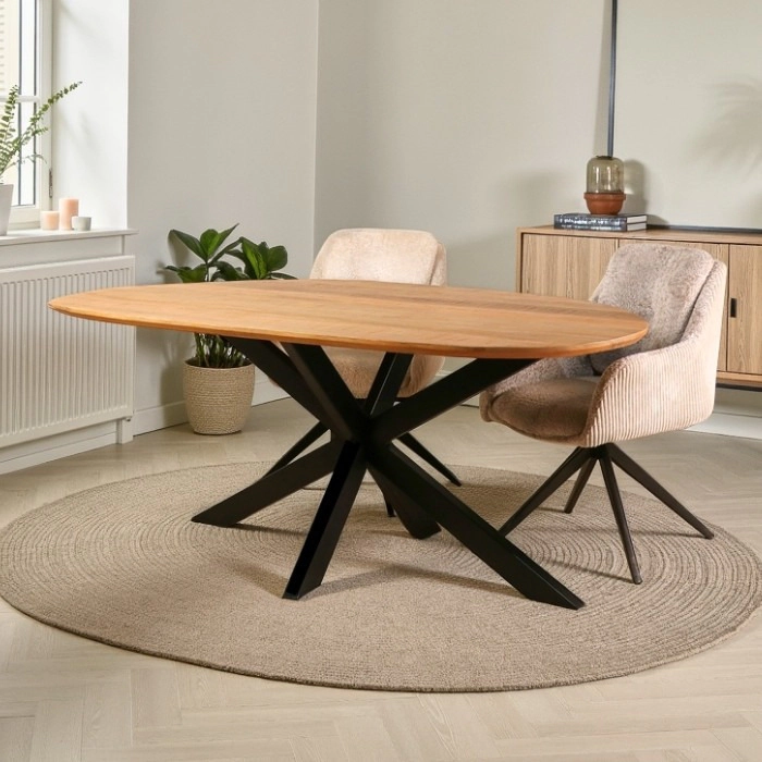 Mangohouten eettafel met organische vorm en zwart metalen onderstel